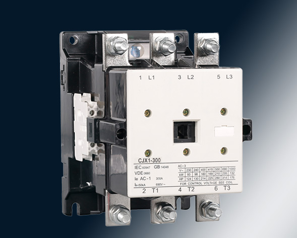 CJX1交流接觸器適用于交流50Hz或60Hz、電壓至690V、電流至475A的電力線路中，供遠(yuǎn)距離頻繁起動(dòng)和控制電動(dòng)機(jī)及接通與分?jǐn)嚯娐贰＝?jīng)加裝機(jī)械聯(lián)鎖機(jī)構(gòu)后組…